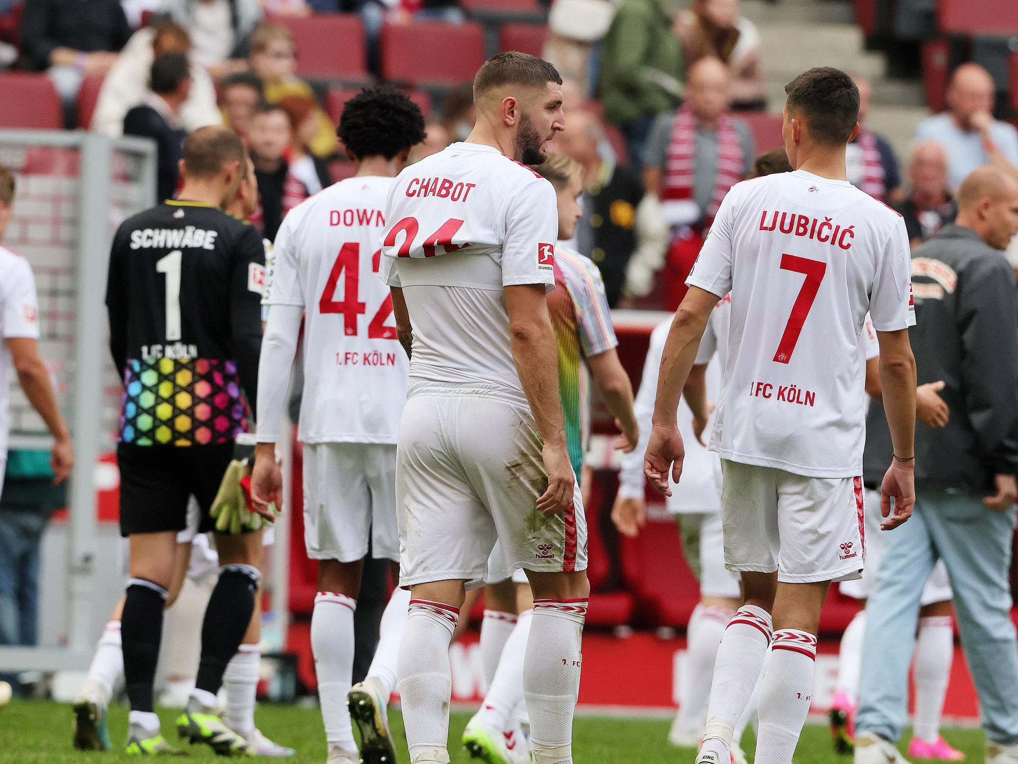 Die FC-Spieler um Jeff Chabot und Dejan Ljubicic gehen nach einem Spiel vom Platz.