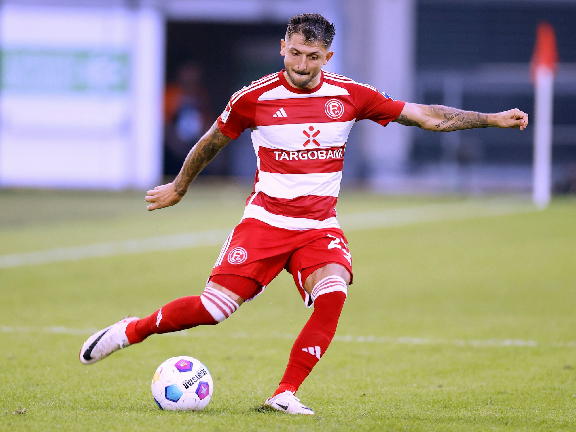 Fortuna Düsseldorfs Matthias Zimmermann passt den Ball im Spiel gegen den Karlsruher SC.