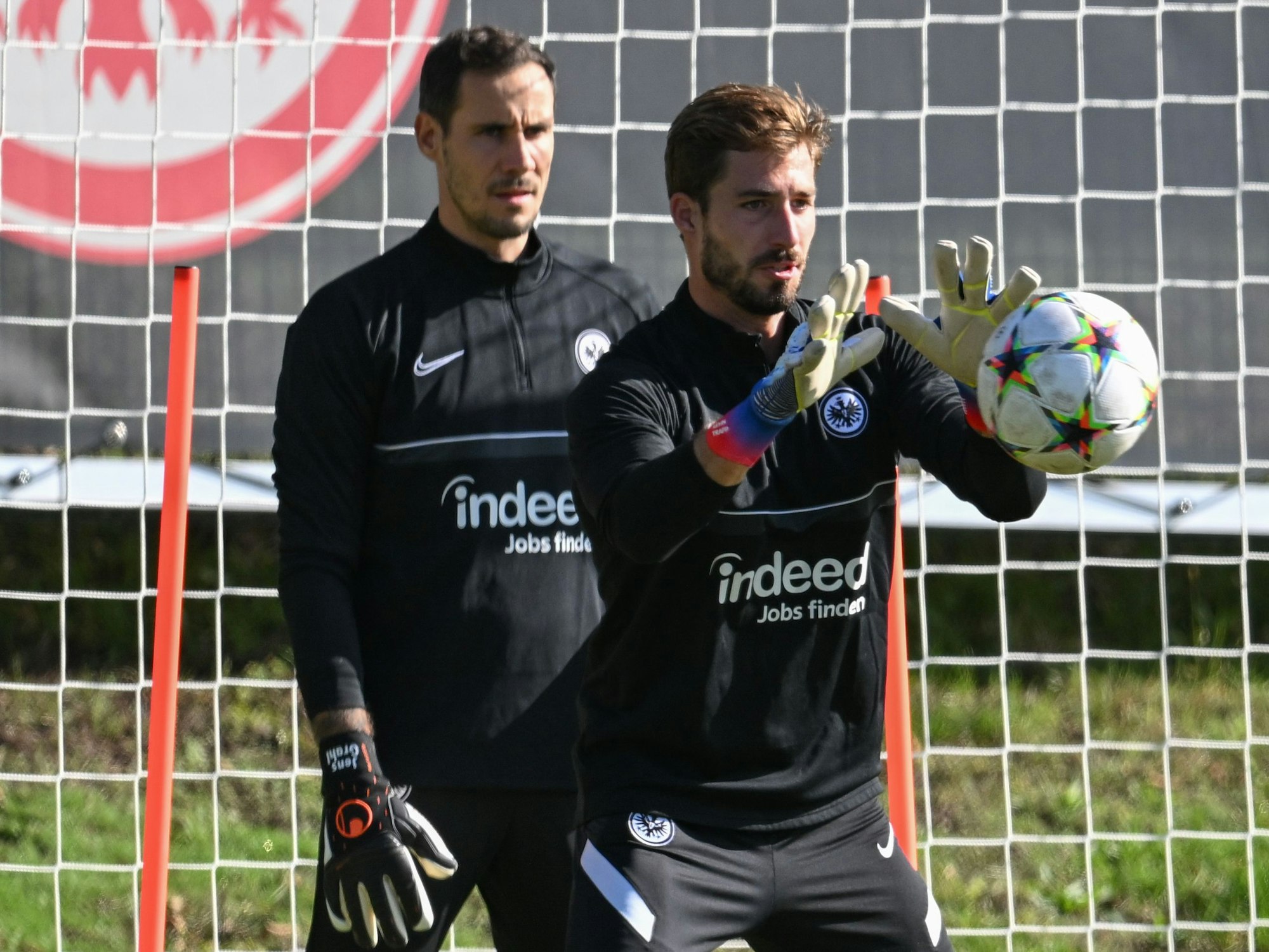 Torwart Kevin Trapp fängt im Training einen Ball. Ersatztorwart Jens Grahl steht hinter ihm.
