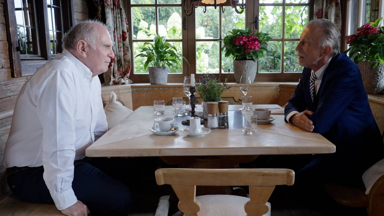 Christoph Daum zusammen mit Uli Hoeneß am Tisch.