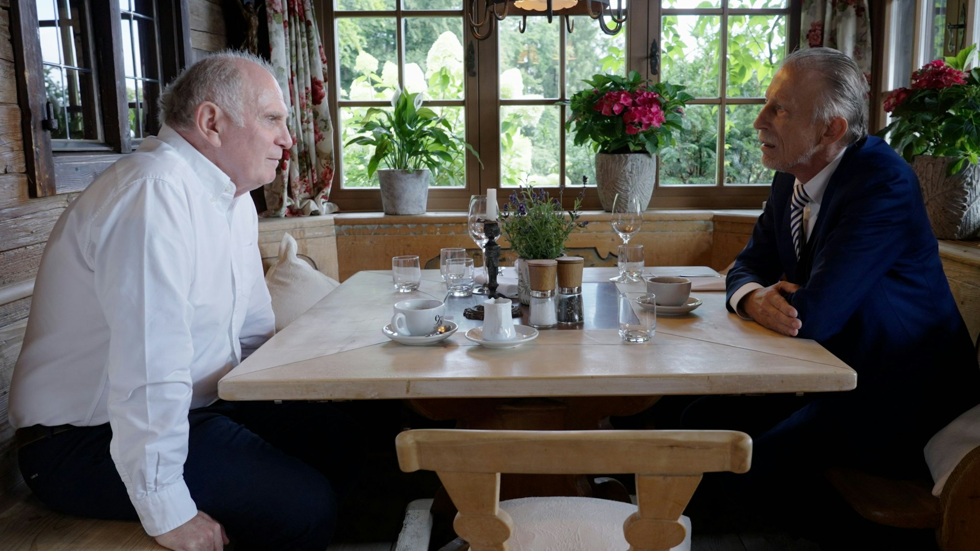 Christoph Daum zusammen mit Uli Hoeneß am Tisch.