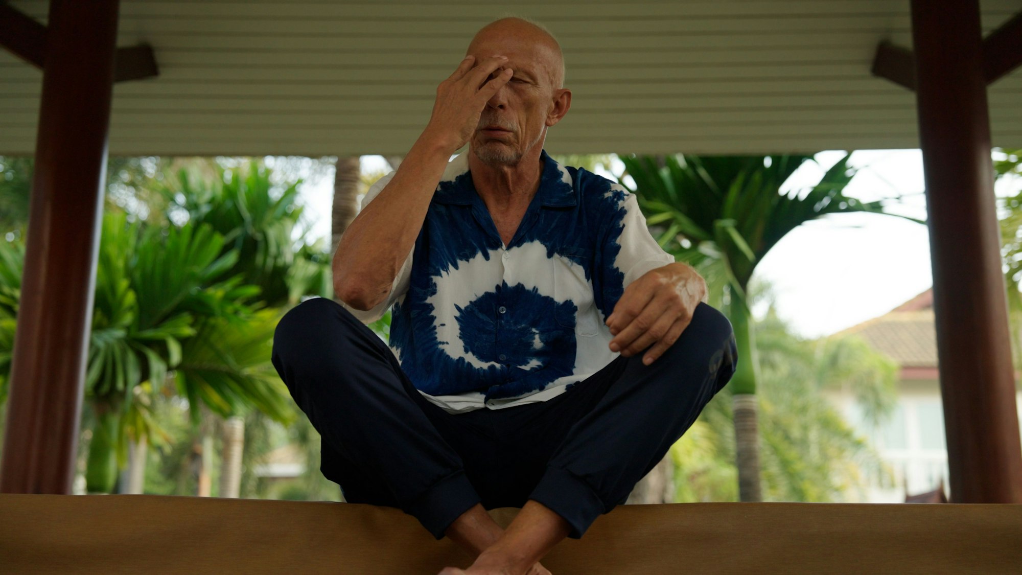 Christoph Daum bei Atemübungen in Pattaya.
