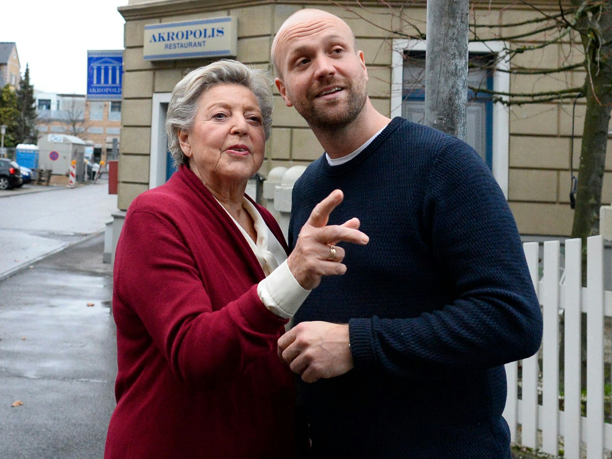 Schauspielerin Marie-Luise Marjan und Schauspieler Moritz Sachs schauen sich in der Kulisse der ARD-Vorabendserie „Lindenstrasse“ um.