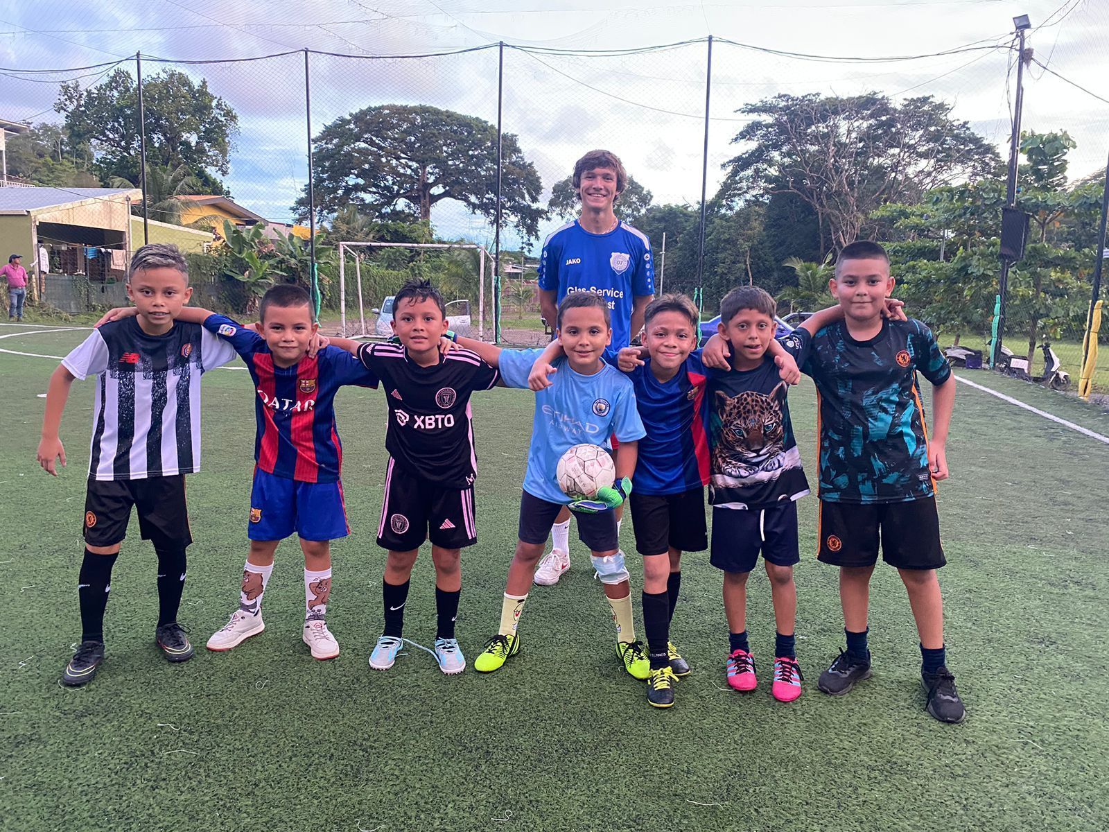Keanu Selbst und Kinder aus Costa Rica schauen nach dem Training in die Kamera.