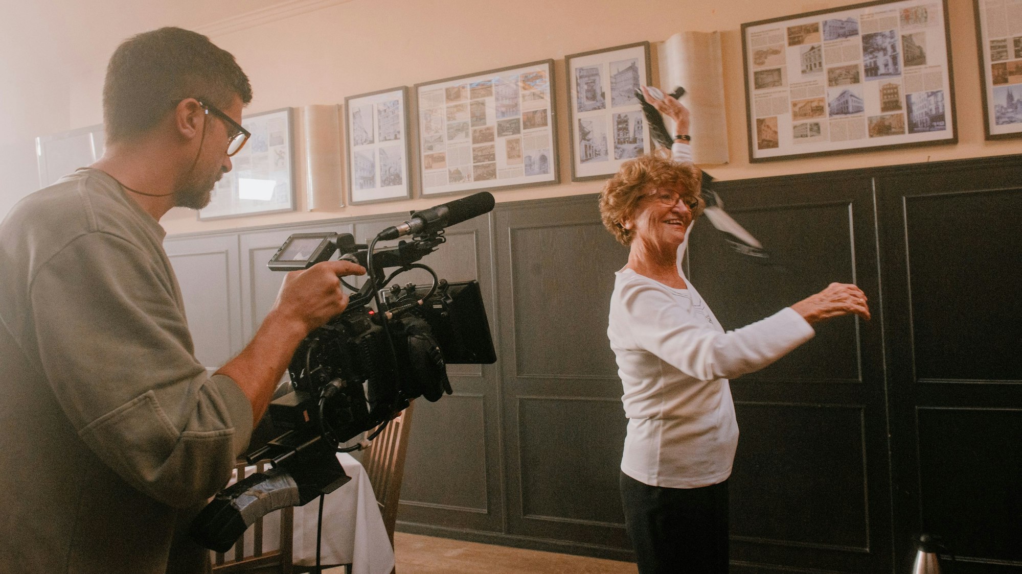 Biggi Fahnenschreiber tanzt im Musikvideo von Kasalla.