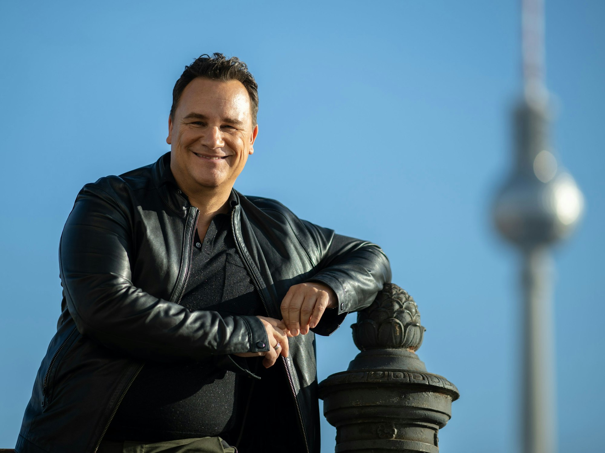 Modedesigner Guido Maria Kretschmer steht an der Berliner Museumsinsel.