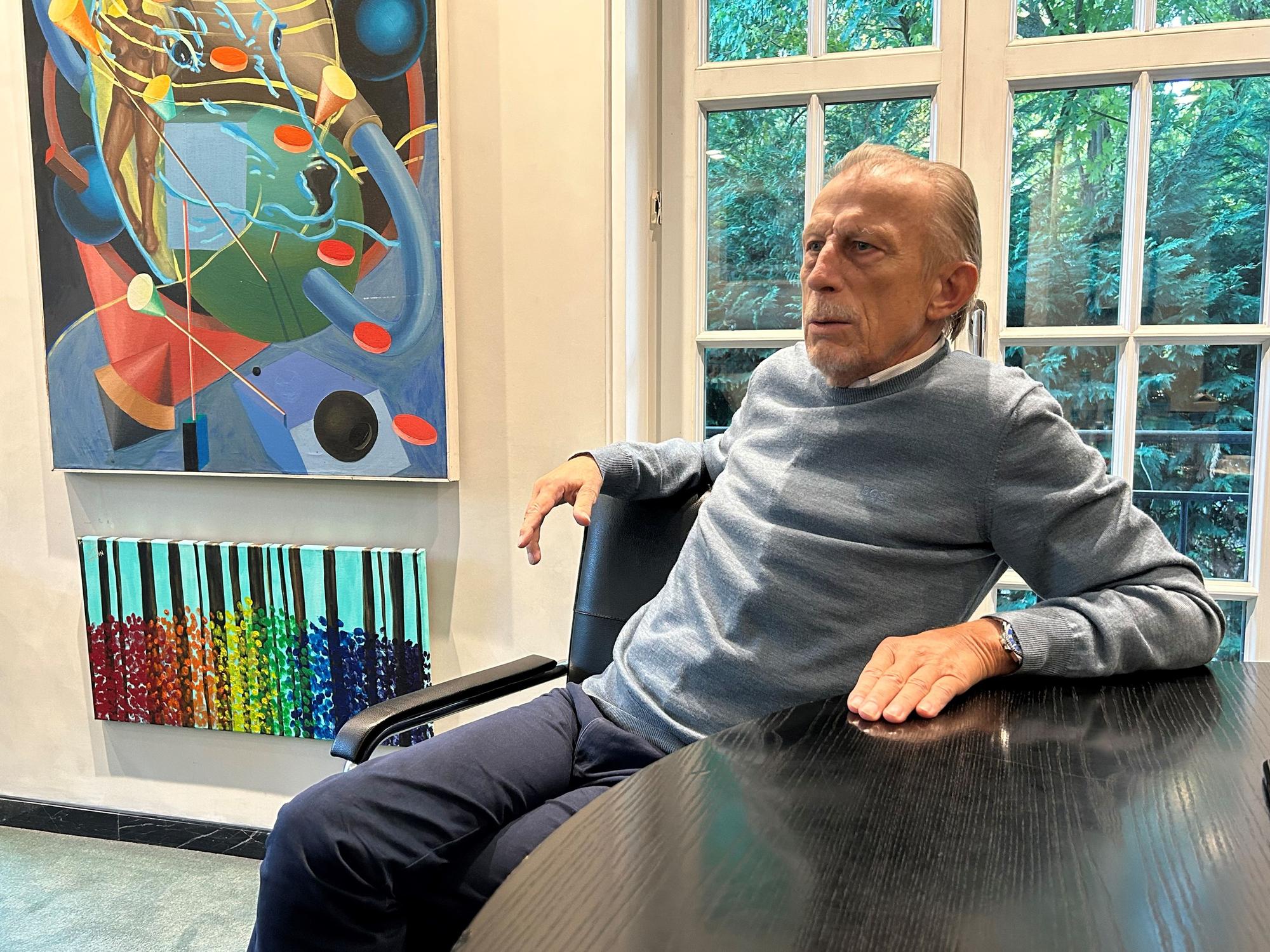 Christoph Daum sitzt im Büro.
