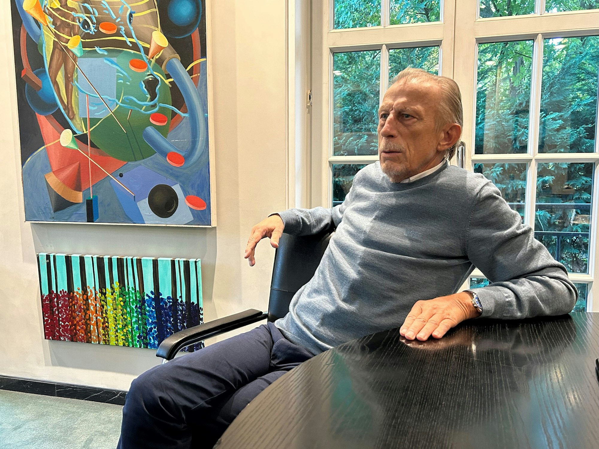 Christoph Daum sitzt im Büro.