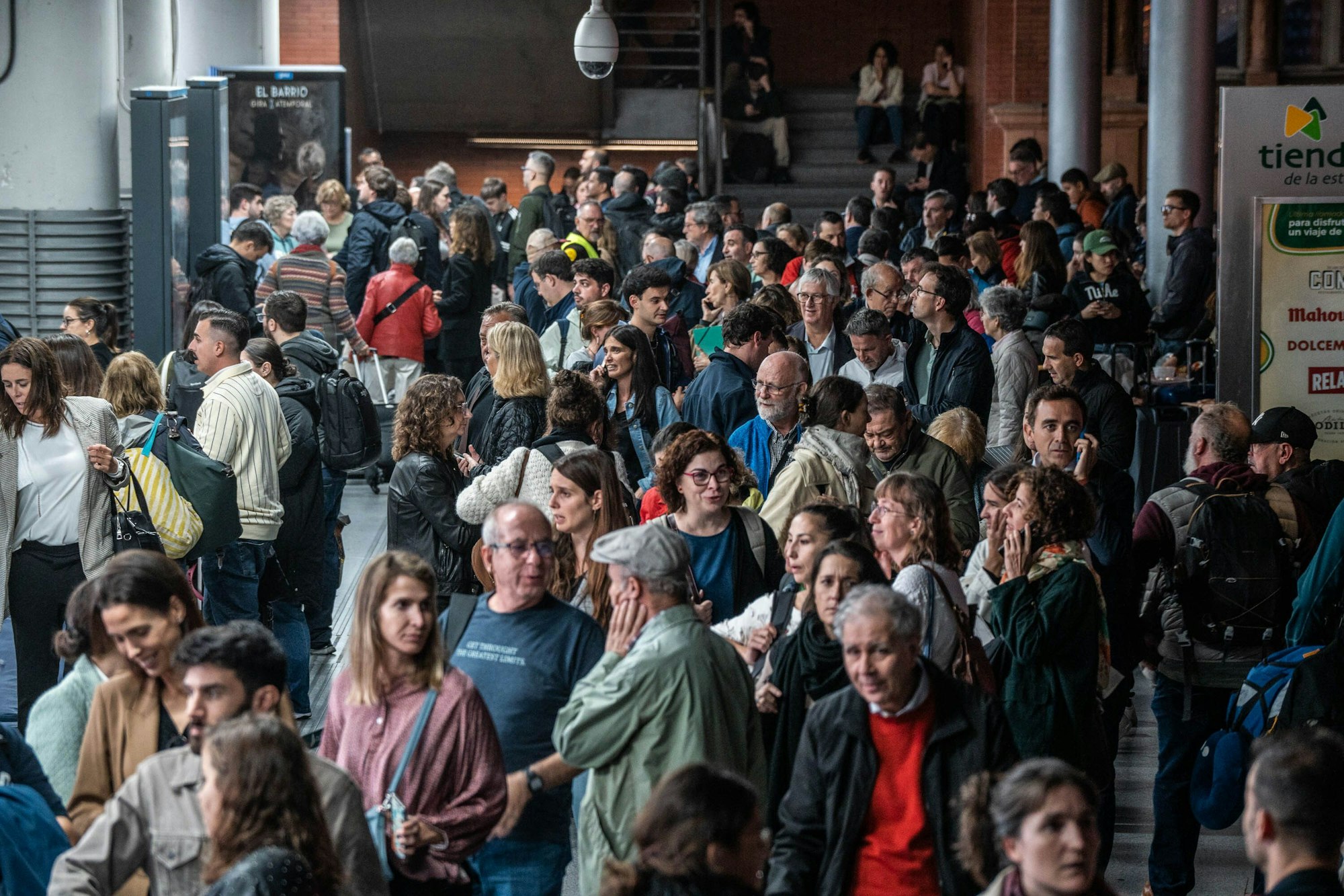 Zahlreiche Menschen warten nach der Verspätung oder dem Ausfall ihrer Züge am Bahnhof Puerta de Atocha-Almudena Grandes.