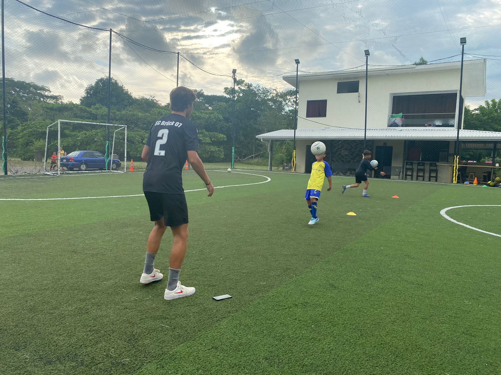 Trainingsübungen auf einem Fußballplatz in Costa Rica.