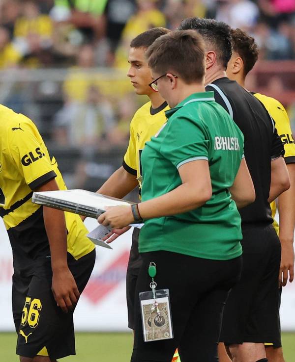 BVB-Juwel Paris Brunner (r.) in der Saisonvorbereitung von Borussia Dortmund bei einem Wechsel mit Ex-Kapitän Marco Reus.
