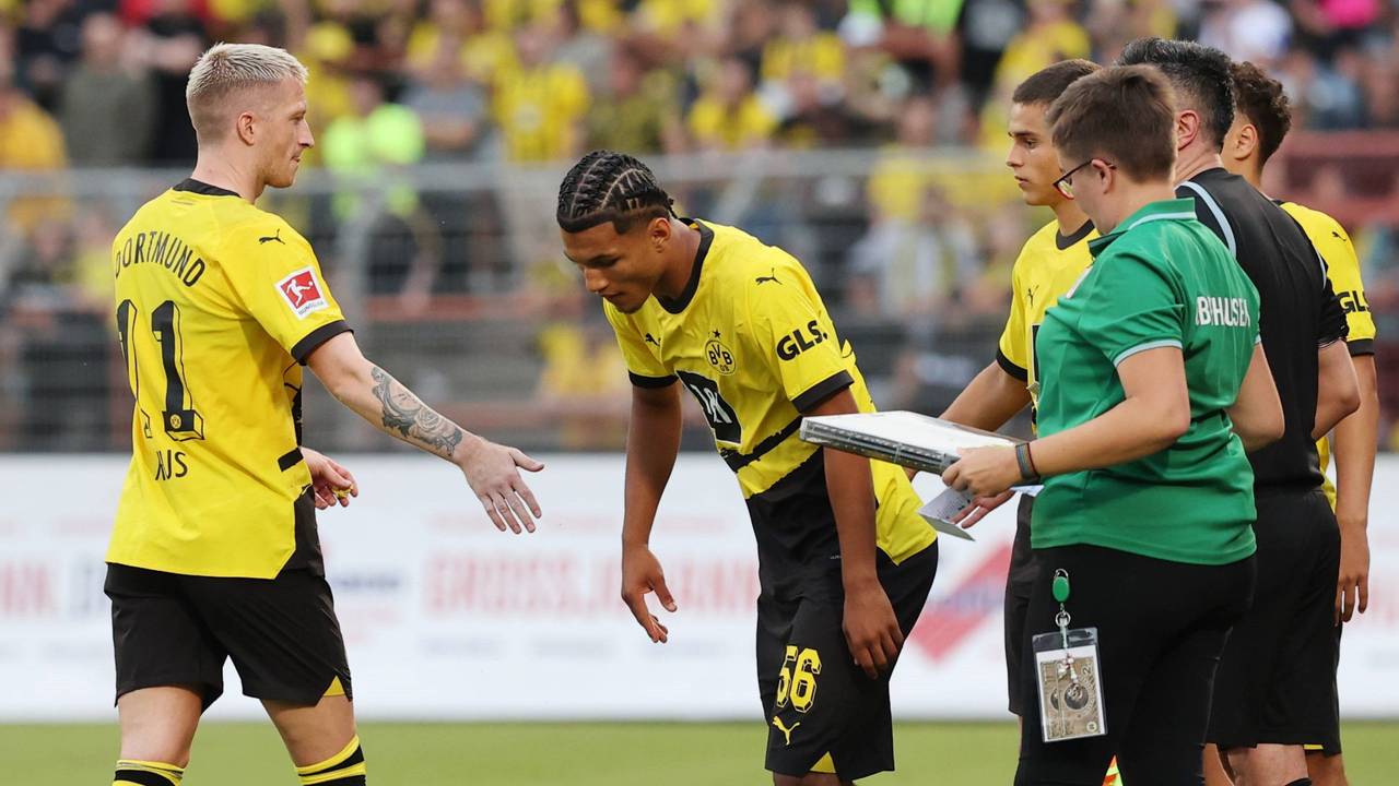 BVB-Juwel Paris Brunner (r.) in der Saisonvorbereitung von Borussia Dortmund bei einem Wechsel mit Ex-Kapitän Marco Reus.