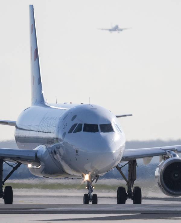 Ein Flugzeug rollt auf dem Flughafen Frankfurt zum Start.