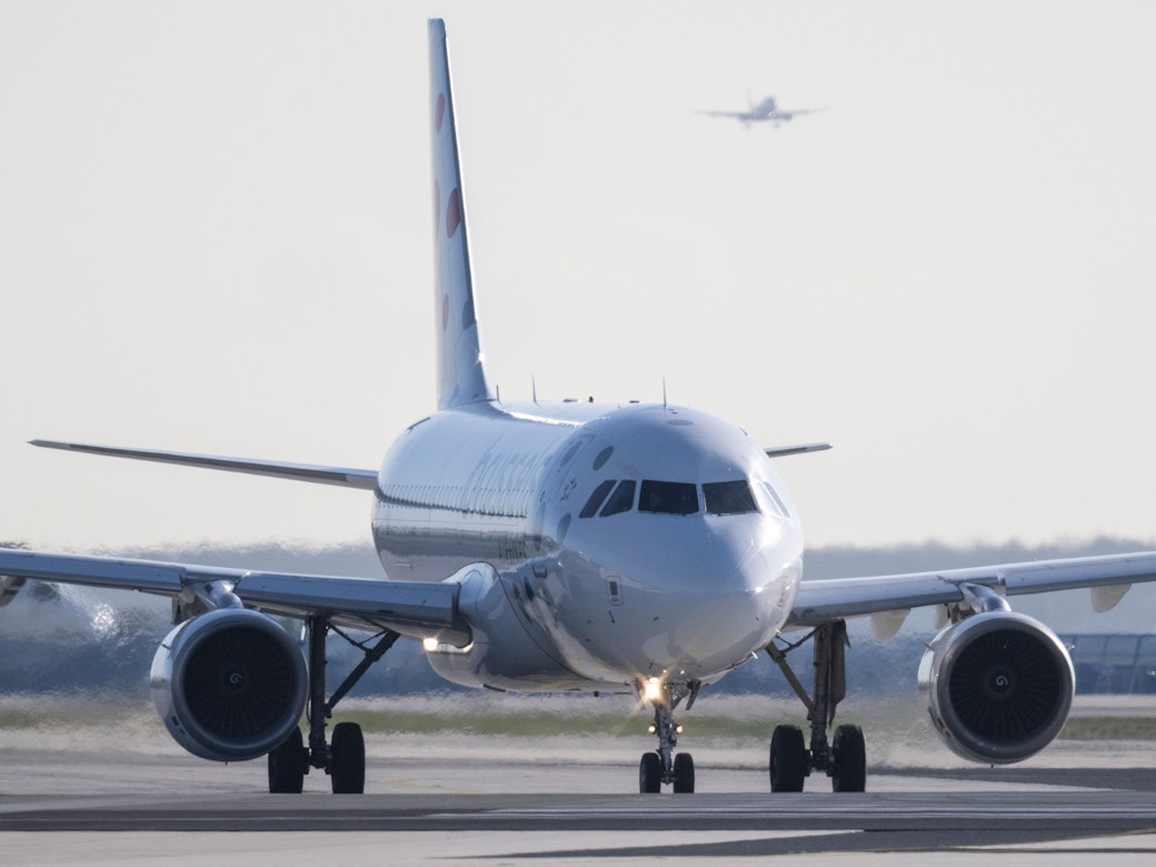 Ein Flugzeug rollt auf dem Flughafen Frankfurt zum Start.