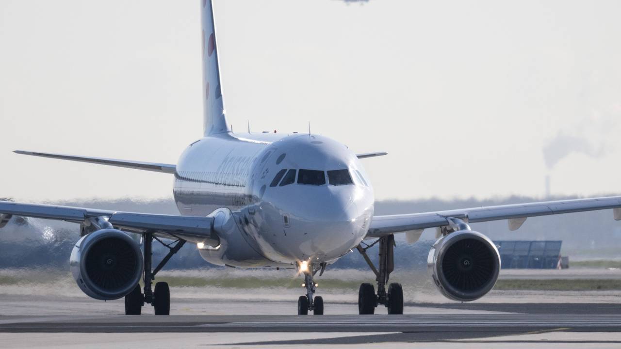 Ein Flugzeug rollt auf dem Flughafen Frankfurt zum Start.