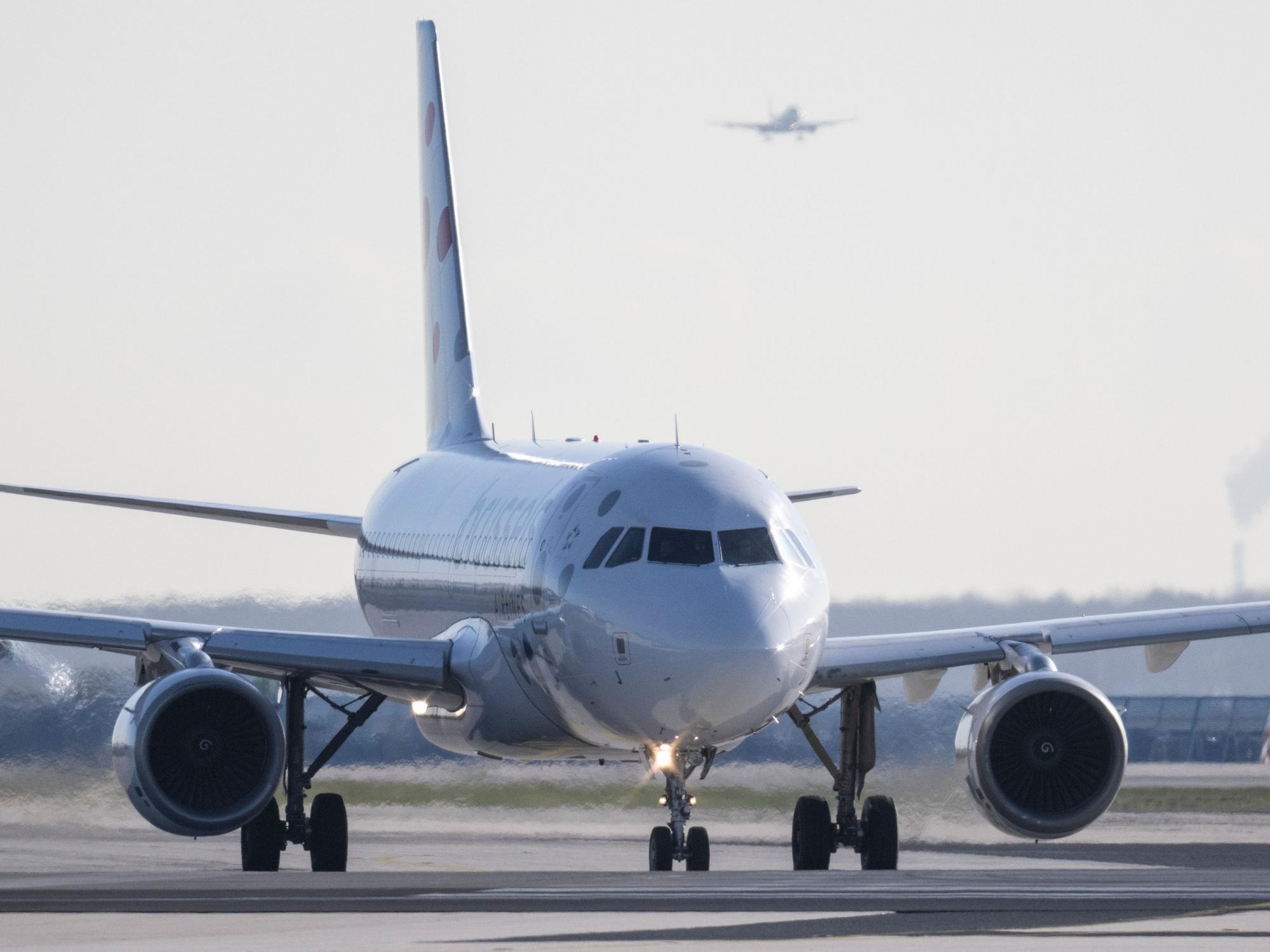 Ein Flugzeug rollt auf dem Flughafen Frankfurt zum Start.