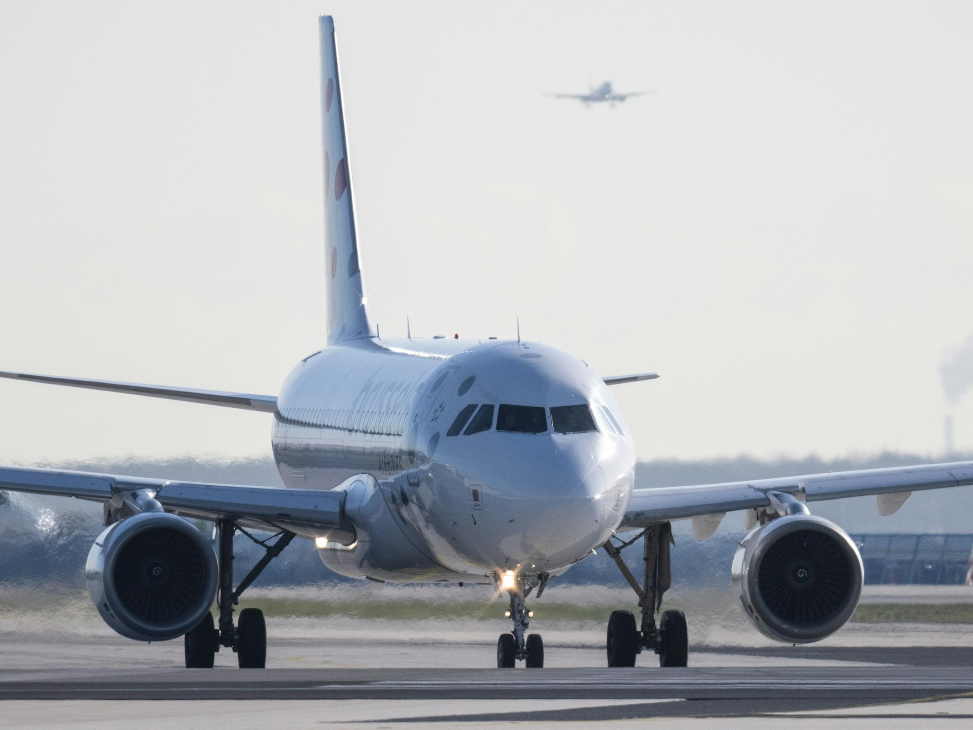 Ein Flugzeug rollt auf dem Flughafen Frankfurt zum Start.