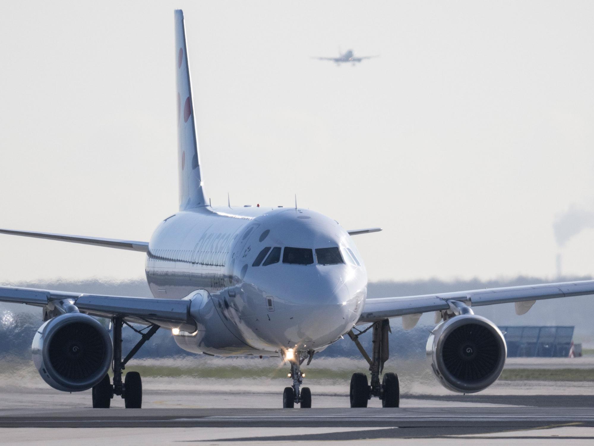 Ein Flugzeug rollt auf dem Flughafen Frankfurt zum Start.