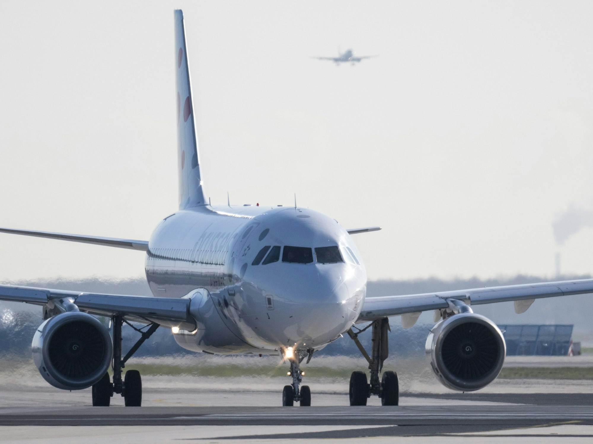 Ein Flugzeug rollt auf dem Flughafen Frankfurt zum Start.