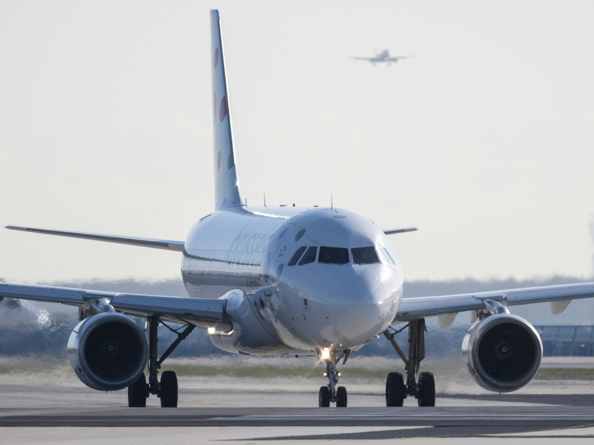 Ein Flugzeug rollt auf dem Flughafen Frankfurt zum Start.