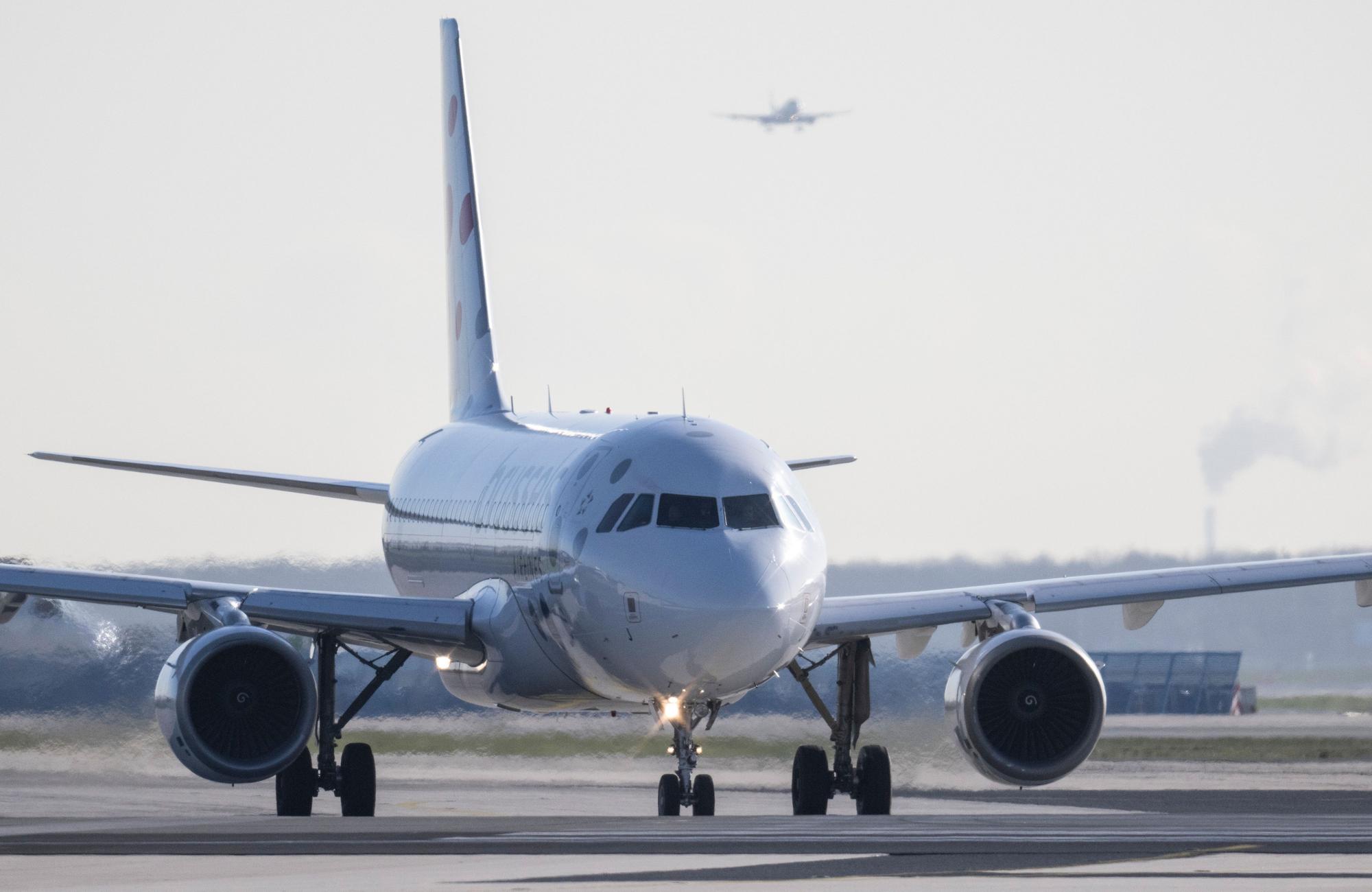 Ein Flugzeug rollt auf dem Flughafen Frankfurt zum Start.