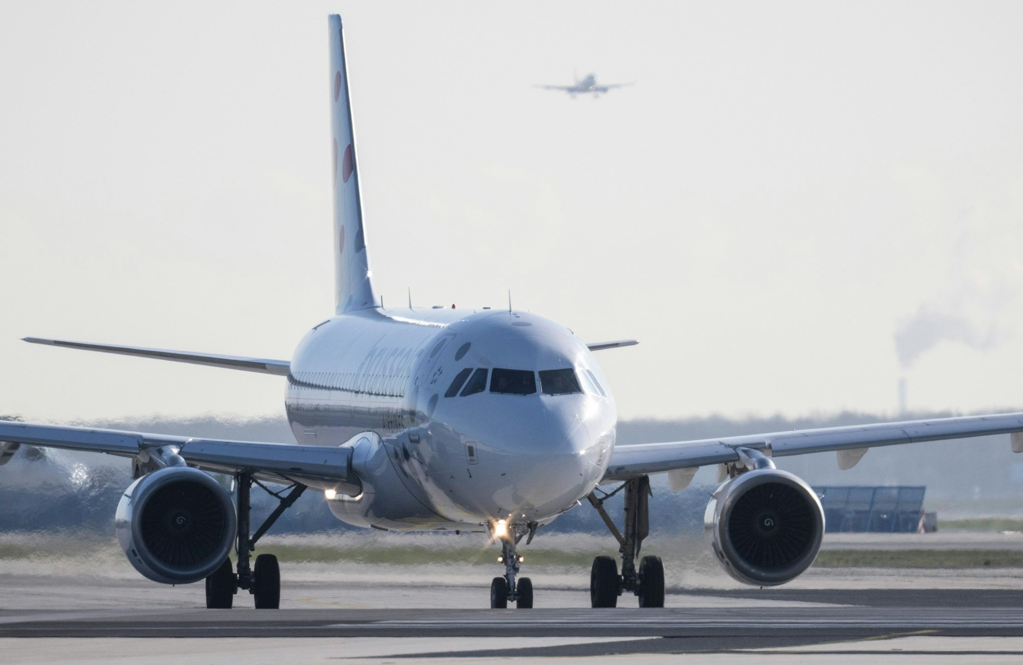 Ein Flugzeug rollt auf dem Flughafen Frankfurt zum Start.
