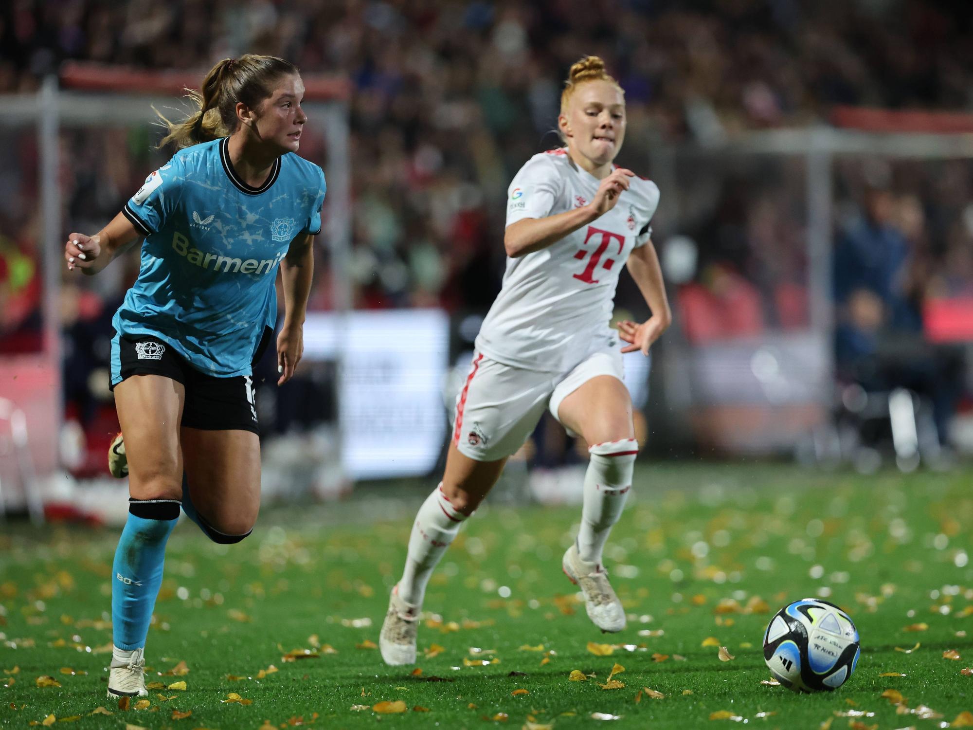 Kölns Laura Vogt versucht Karolina Vilhjalmsdottir (l.) den Ball abzunehmen.
