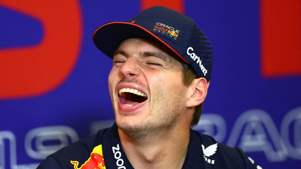 Max Verstappen lacht bei einer Pressekonferenz.