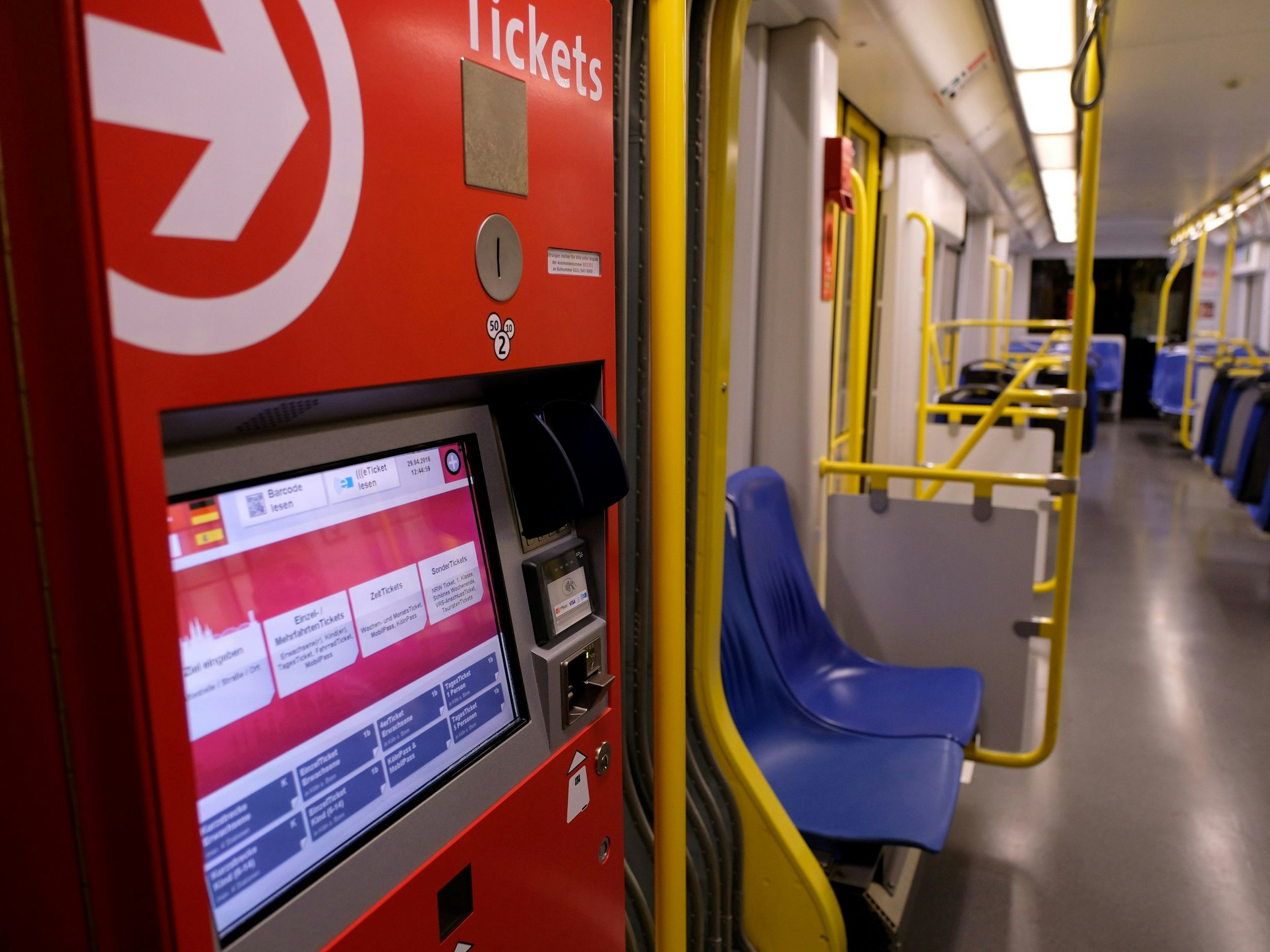 Blick auf einen KVB-Fahrscheinautomaten in einer Bahn.