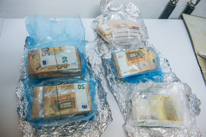 Bargeld liegt auf einem Tisch.