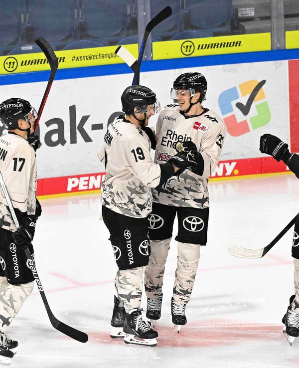 Die Kölner Haie bejubeln einen Treffer.