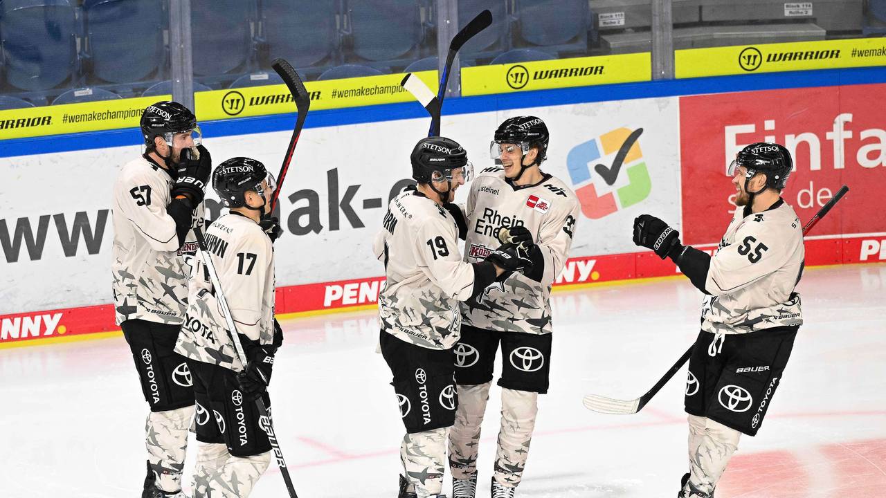 Die Kölner Haie bejubeln einen Treffer.