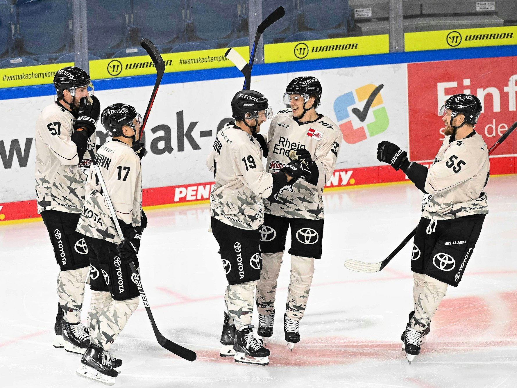 Die Kölner Haie bejubeln einen Treffer.