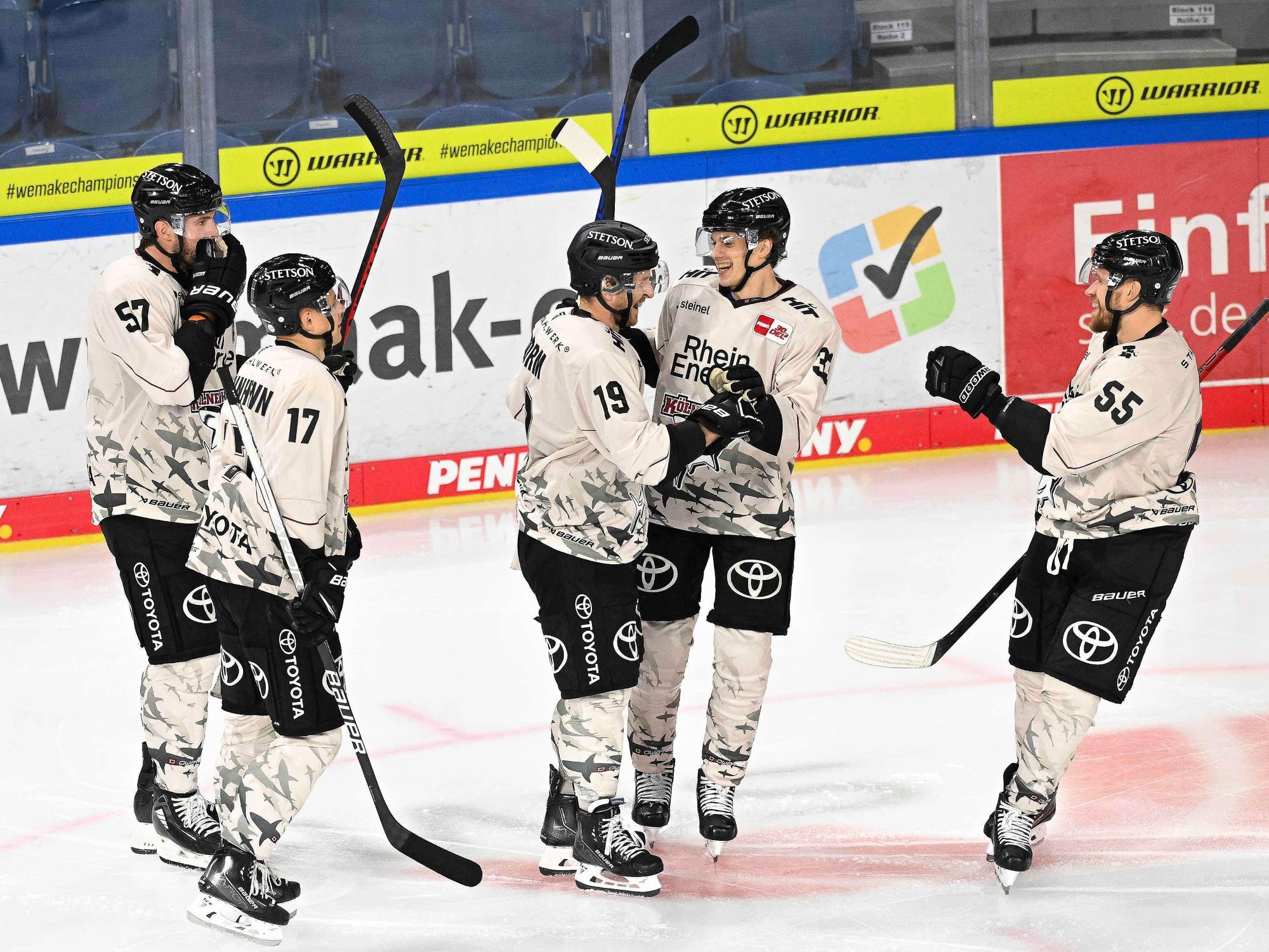 Die Kölner Haie bejubeln einen Treffer.