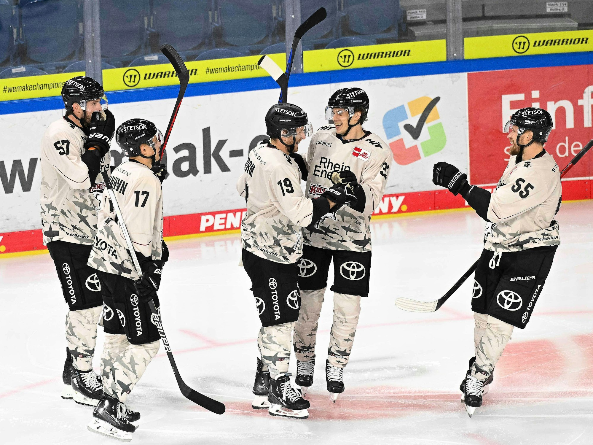 Die Kölner Haie bejubeln einen Treffer.