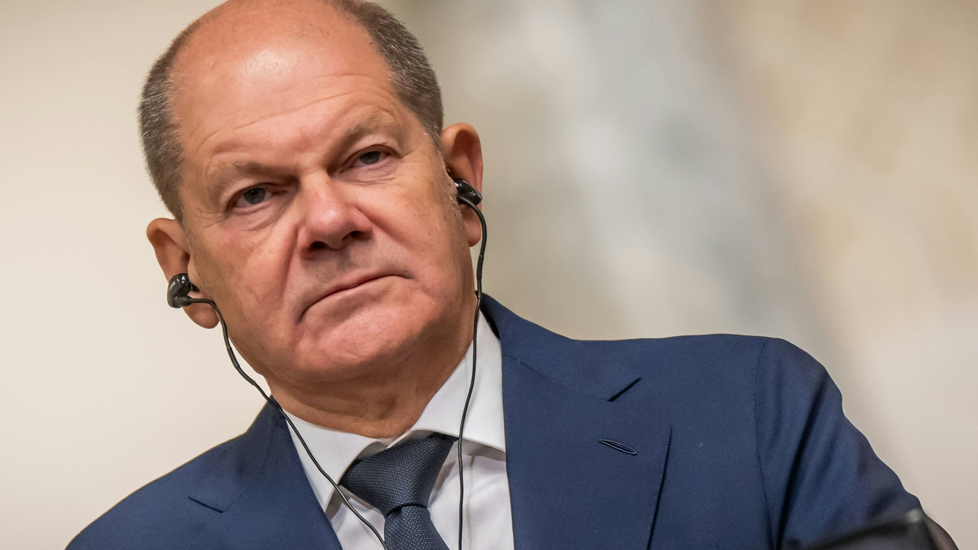Bundeskanzler Olaf Scholz (SPD) nimmt am 18. Oktober 2023 neben Ägyptens Staatschef al-Sisi an einem Pressestatement während seines Besuchs in Kairo teil.