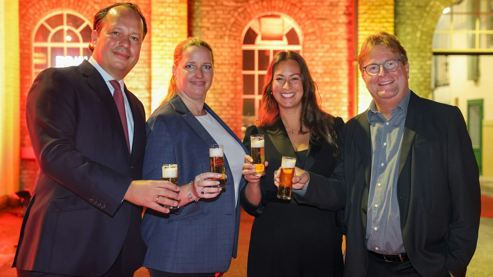 Heinrich Philipp Becker, Caroline Bosbach, Melanie Schwartz und Alexander Rolff beim Kölsch-Konvent.