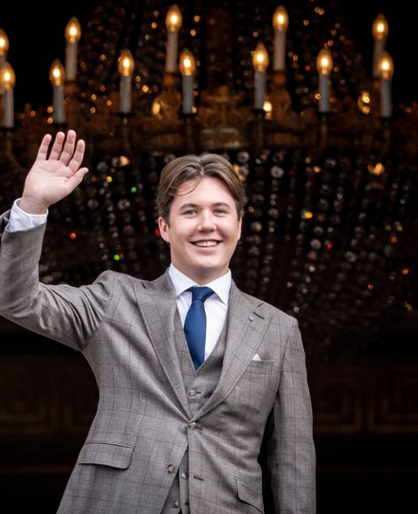 Prinz Christian von Dänemark winkt an seinem 18. Geburtstag (15. Oktober 2023) von einem Balkon von Schloss Amalienborg.