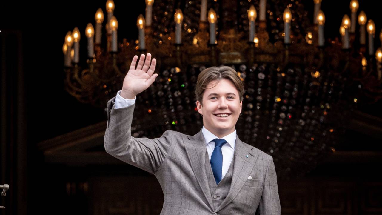 Prinz Christian von Dänemark winkt an seinem 18. Geburtstag (15. Oktober 2023) von einem Balkon von Schloss Amalienborg.