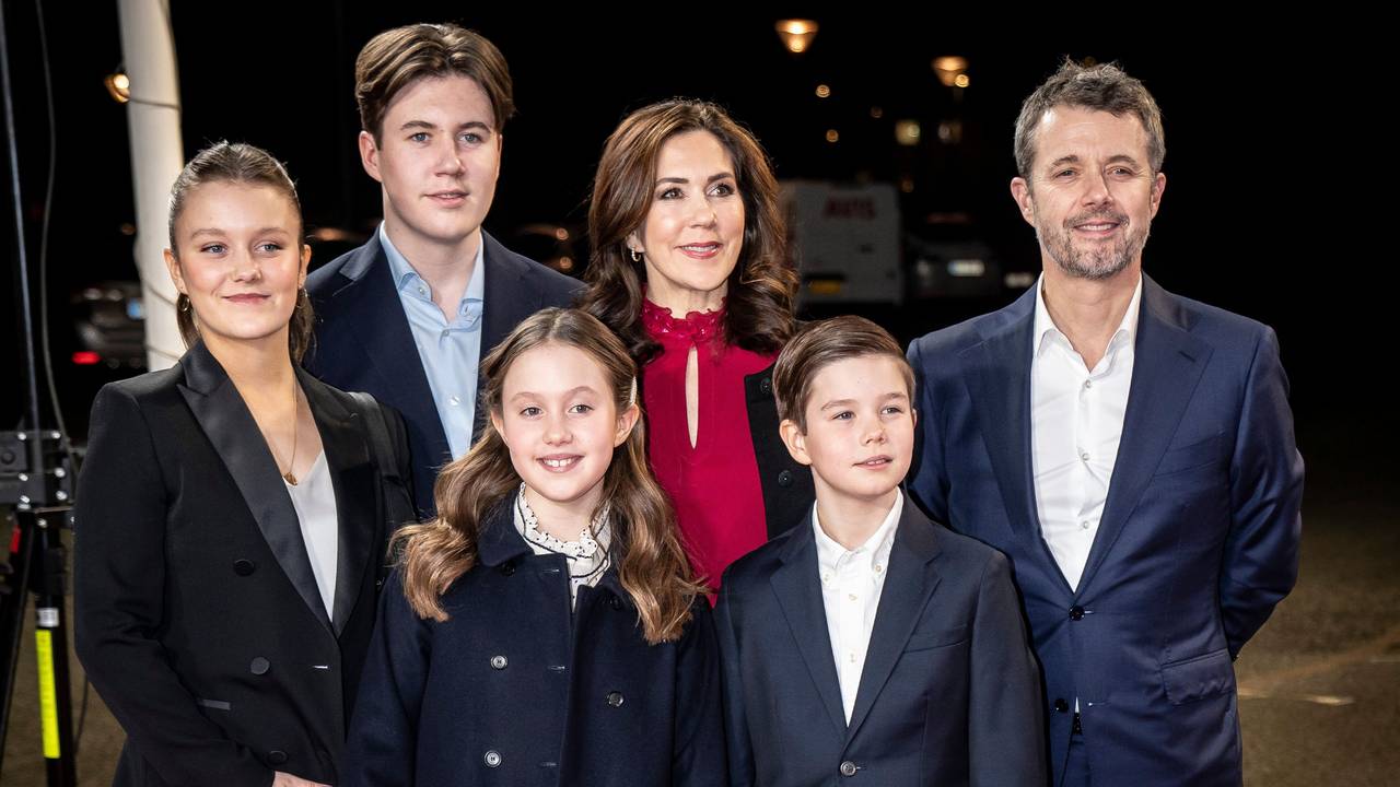 Kronprinz Frederik von Dänemark trifft mit Kronprinzessin Mary und den Kindern, Prinzessin Isabella (l-r), Prinz Christian, Prinzessin Josephine und Prinz Vincent zur Geburtstagsshow von TV2: „Mary 50 Jahre - Wir feiern Dänemarks Kronprinzessin“ ein.