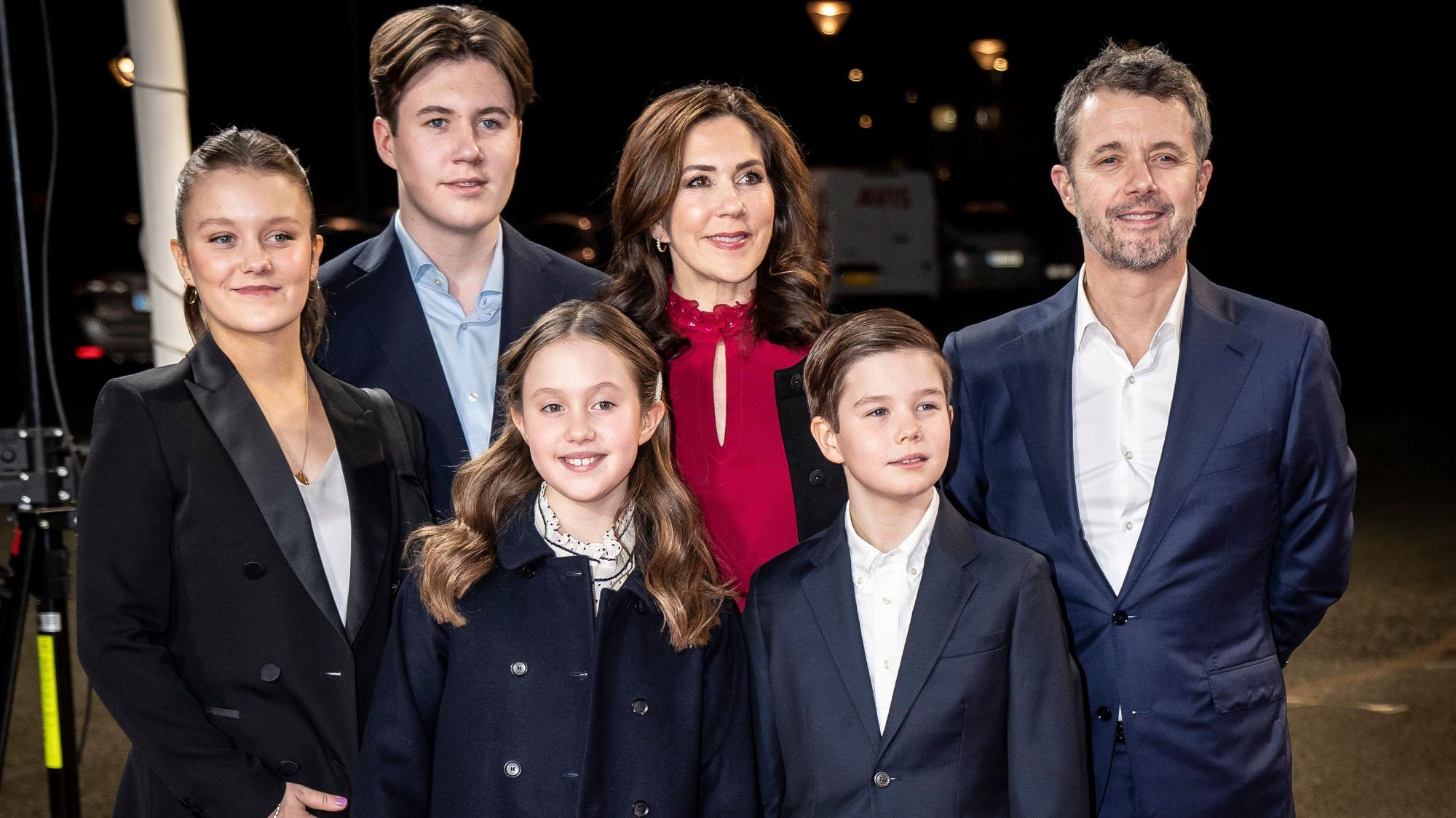 Kronprinz Frederik von Dänemark trifft mit Kronprinzessin Mary und den Kindern, Prinzessin Isabella (l-r), Prinz Christian, Prinzessin Josephine und Prinz Vincent zur Geburtstagsshow von TV2: „Mary 50 Jahre - Wir feiern Dänemarks Kronprinzessin“ ein.