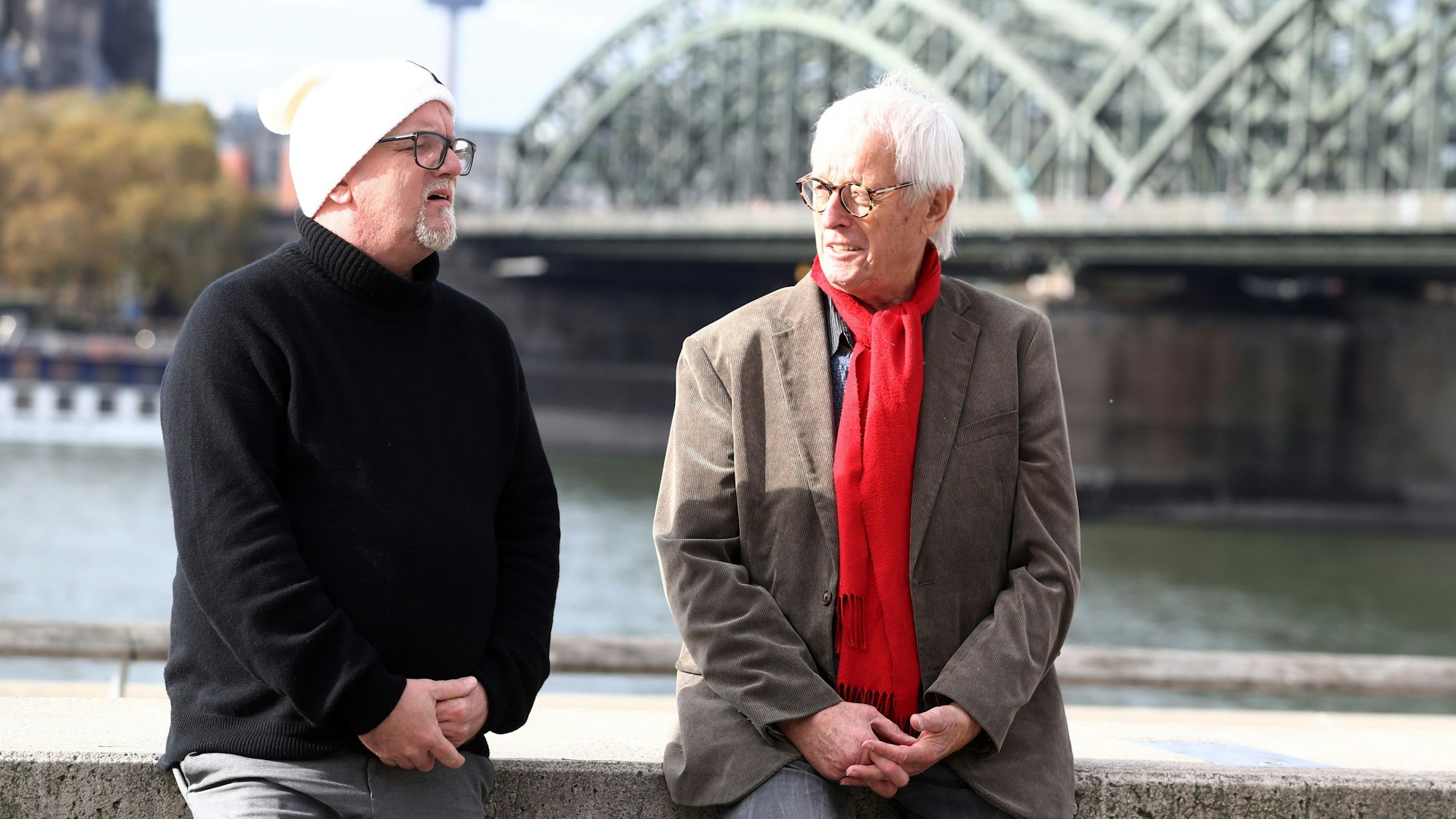 DJ Ötzi im Interview mit Horst Stellmacher. Im Hintergrund ist die Kölner Hohenzollernbrücke zu sehen.