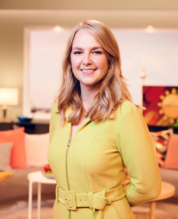 Das Foto zeigt Reporterin Kira Schlender vom Sat.1-Frühstücksfernsehen im Studio der Morgen-Show