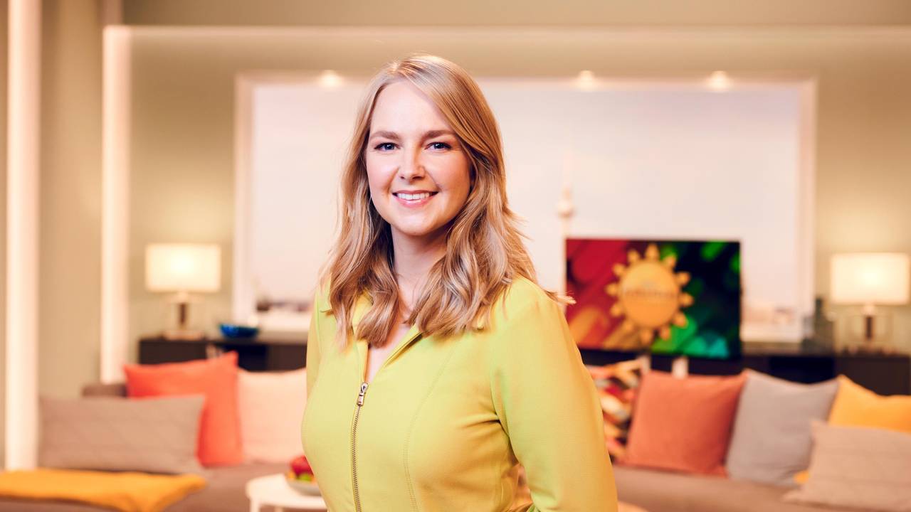 Das Foto zeigt Reporterin Kira Schlender vom Sat.1-Frühstücksfernsehen im Studio der Morgen-Show
