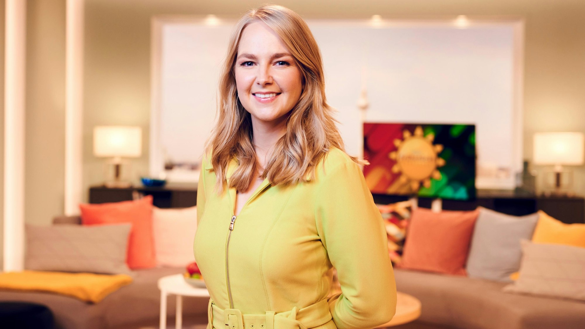 Das Foto zeigt Reporterin Kira Schlender vom Sat.1-Frühstücksfernsehen im Studio der Morgen-Show