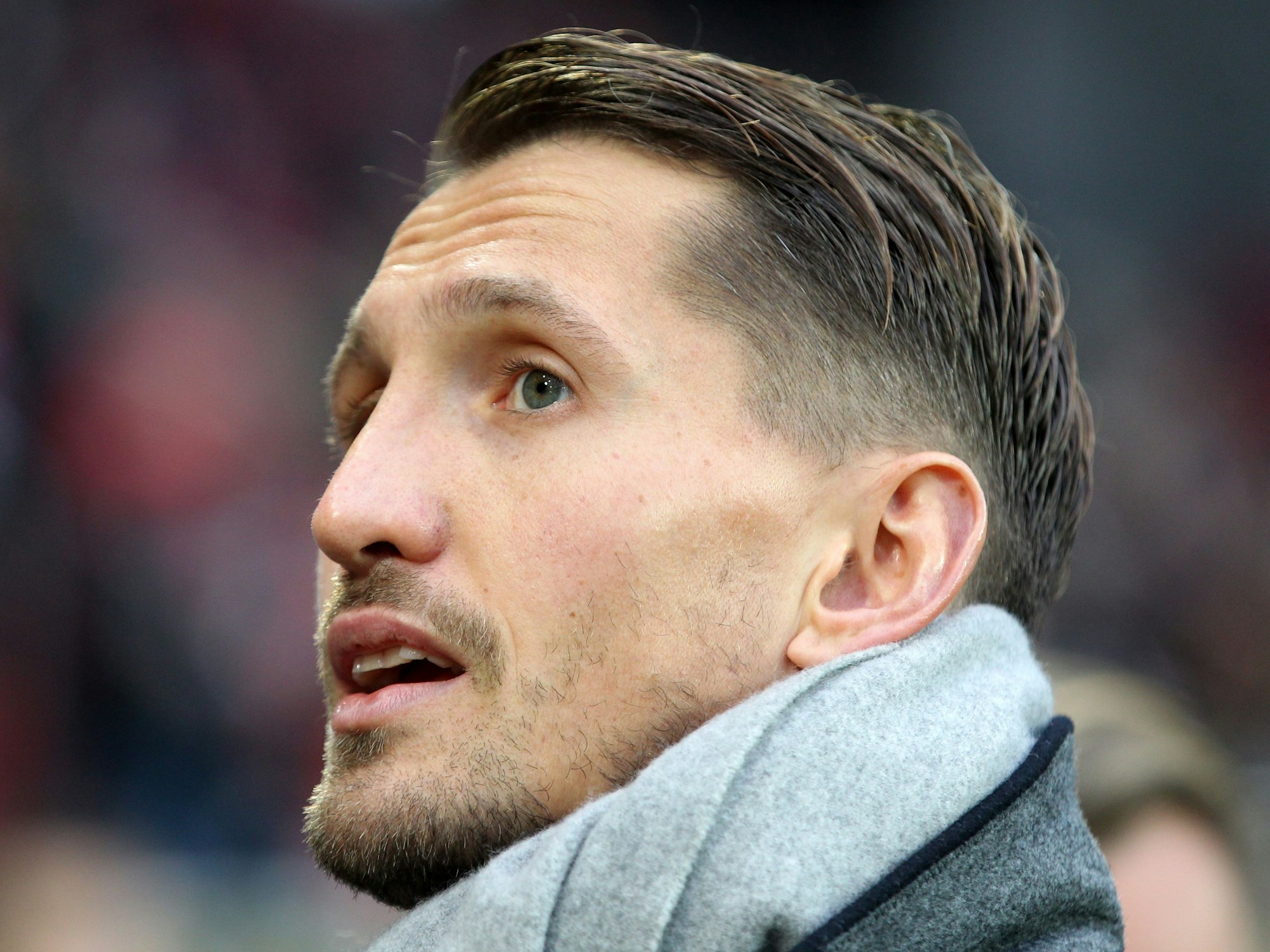TV-Experte Rene Adler beim Spiel des 1. FC Köln gegen Mainz 05 im Stadion.