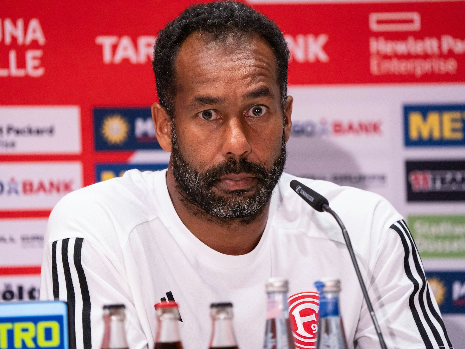 Daniel Thioune bei einer Pressekonfernz