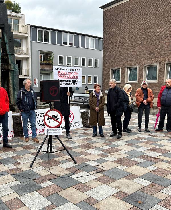 Andreas Hupke spricht bei der Demo vor dem Rathaus.