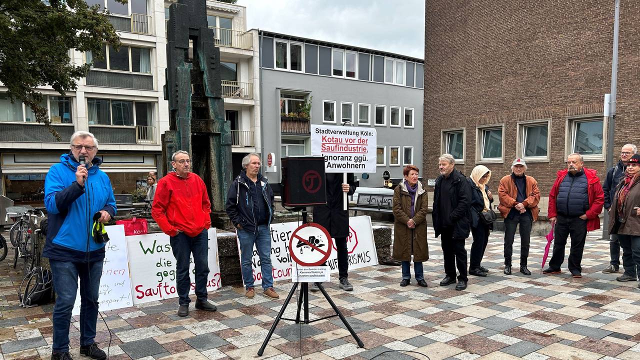 Andreas Hupke spricht bei der Demo vor dem Rathaus.