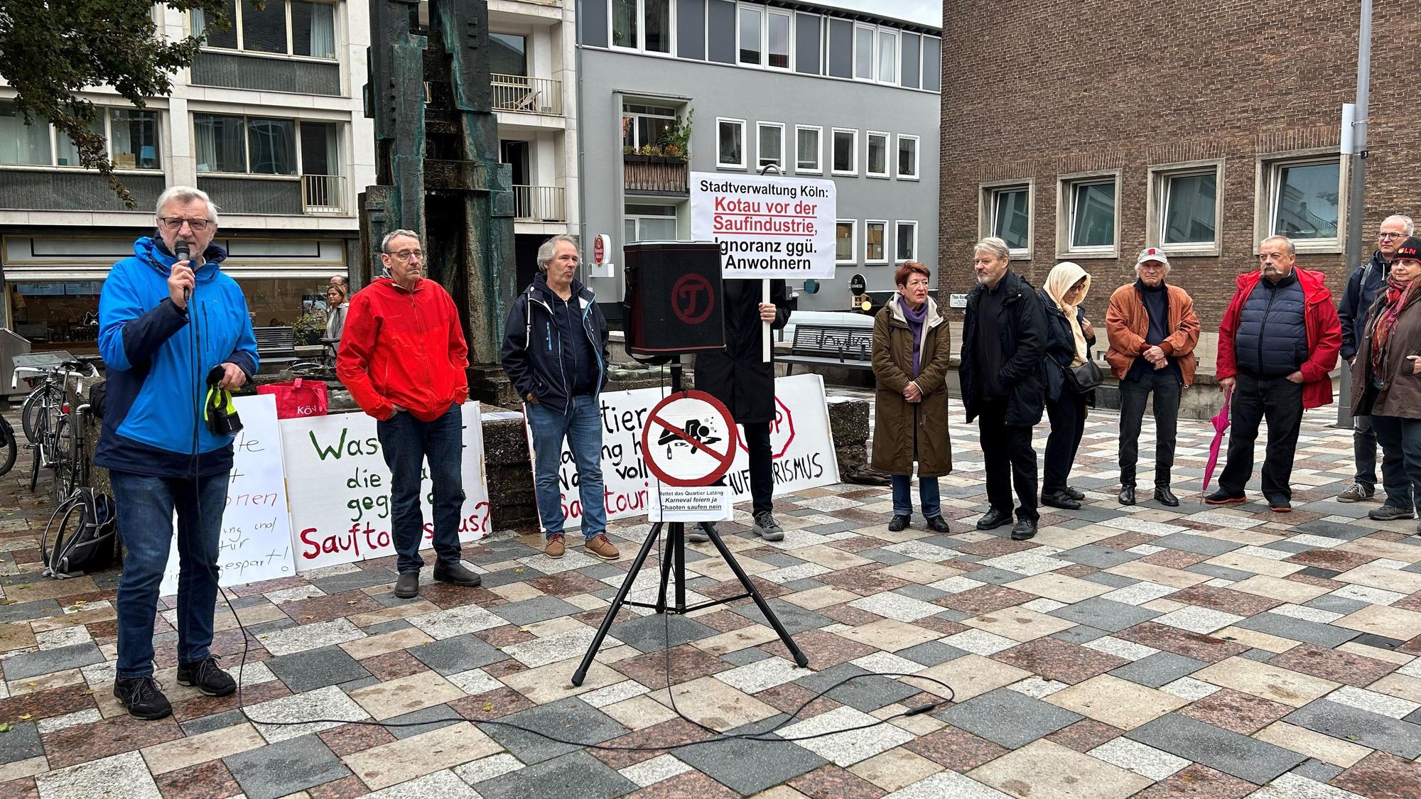 Andreas Hupke spricht bei der Demo vor dem Rathaus.